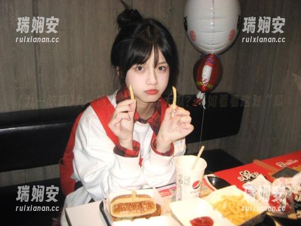 九一吃瓜首页：吃大瓜？不如看看这对“瓜脸”求偶的戏码！