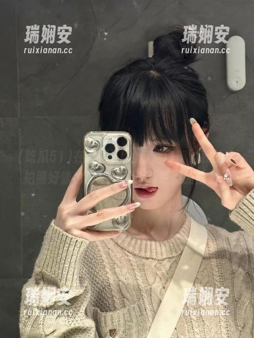 在吃瓜51的传送门前，我的自拍照好像也被赋予了一种特别的魔力！