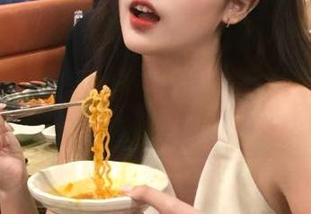 被吃瓜网红苹果版视频深深吸引，边看边吃零食的绝妙体验！