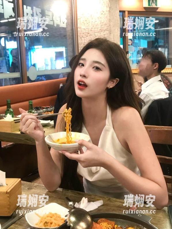 被吃瓜网红苹果版视频深深吸引，边看边吃零食的绝妙体验！