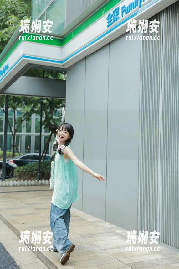 登录黑料不打烊网页版，像打开了一个巨大‘瓜箱’，小心别喀嚓了手指！