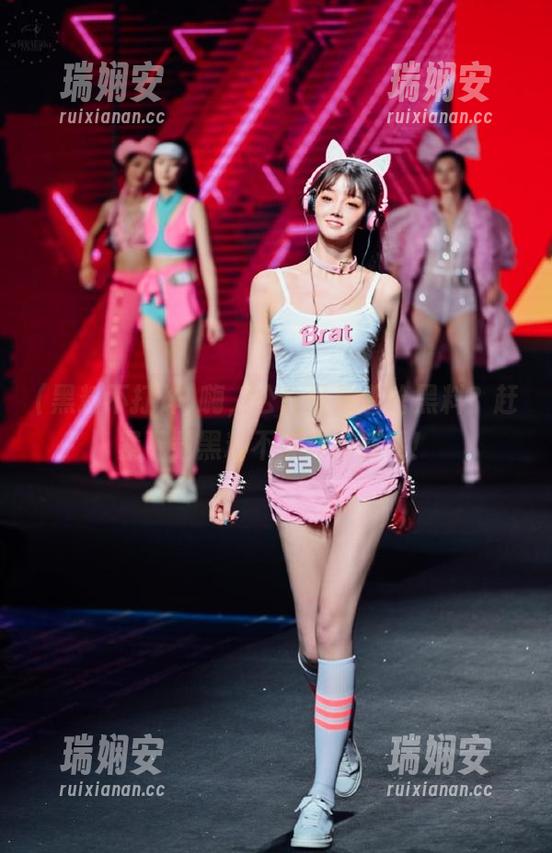 嗨，公众号藏着啥黑料？赶紧下载黑料不打烊来解锁！